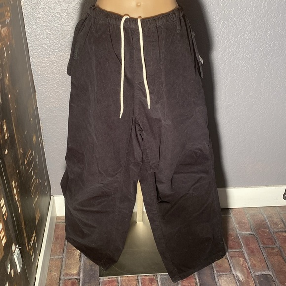 BDG / URBAN OUT. - NWT - pants: blk corduroy cargo, tie elastic waist, cuffs - L - Picture 2 of 16